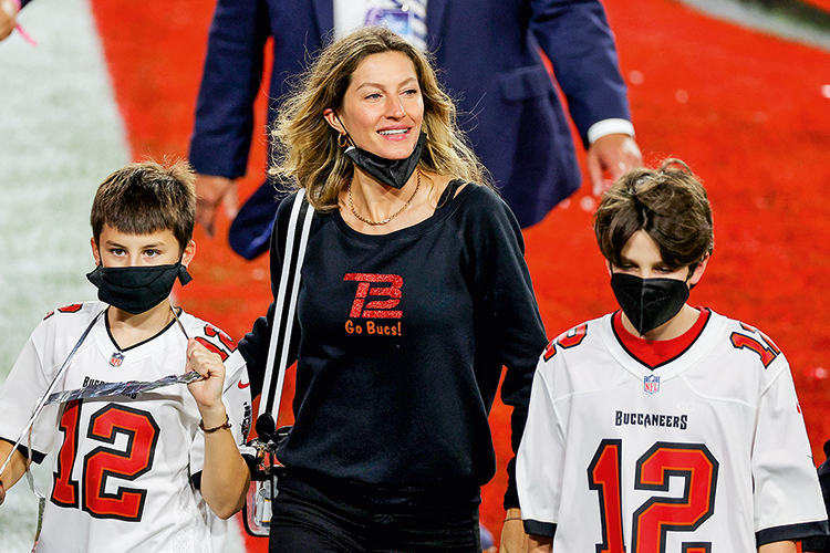 EM CASA - Gisele Bündchen, com dois dos filhos de Brady: ela segue a dieta dele -