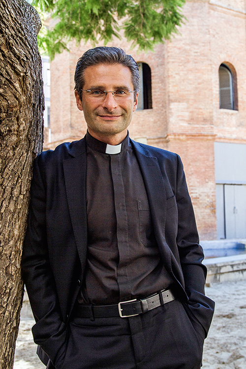 Krzysztof Charamsa in Barcelona CALARAM SUA VOZ - O polonês Krzysztof Charamsa, integrante da Cúria Romana, que se assumiu gay em 2015 e foi afastado de suas funções pelo próprio papa: “Nunca fui levado a julgamento, nem tive a chance de me defender” -