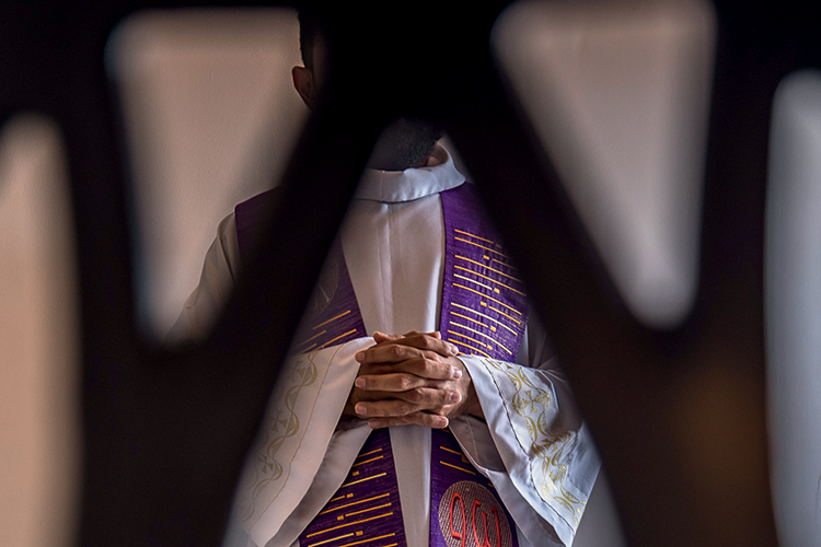 À SOMBRA DO MEDO - “Revelei a meus superiores minha orientação sexual e eles me recomendaram manter o silêncio. Sigo no sacerdócio, mas sei que nunca vou conseguir ascender na hierarquia da Igreja. Eu me sinto numa prisão”, diz o padre Gustavo (o nome é fictício) -
