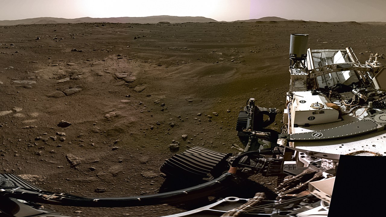 PANORAMA DE OUTRO MUNDO - Imagem inédita de 360 graus da superfície de Marte: montagem de seis fotos em alta resolução feitas pelo rover -