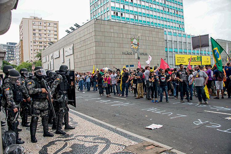 CLIMA HOSTIL - Greve de servidores em 2019: os salários foram postos em dia, mas a categoria critica a falta de reajustes -