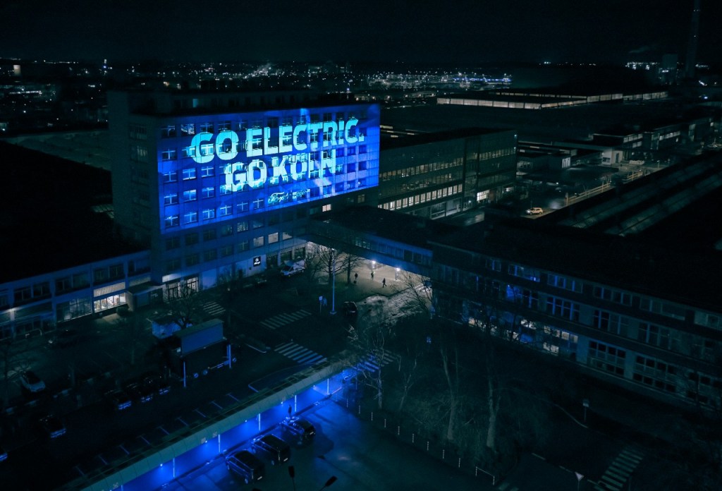 Imagem da fábrica da Ford em Colônia, na Alemanha, com projeção de imagens