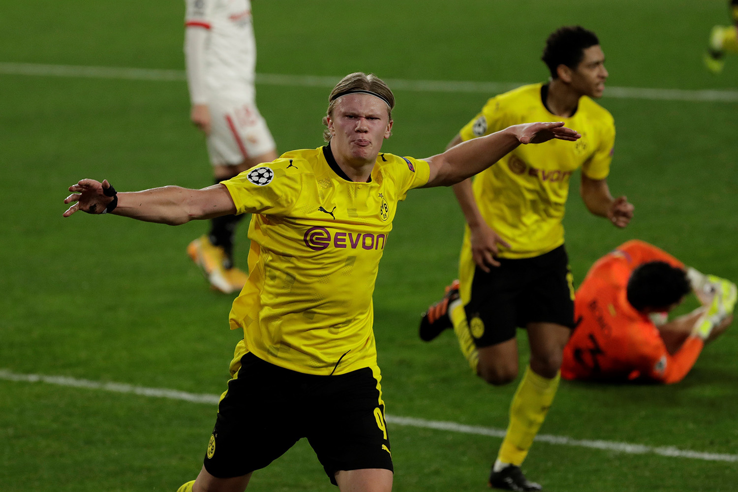 Haaland comemora um dos gols da vitória do Dortmund sobre o Sevilla -