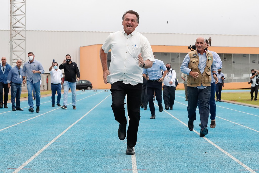 Jair Bolsonaro participa de uma corrida na pista do CNTA -