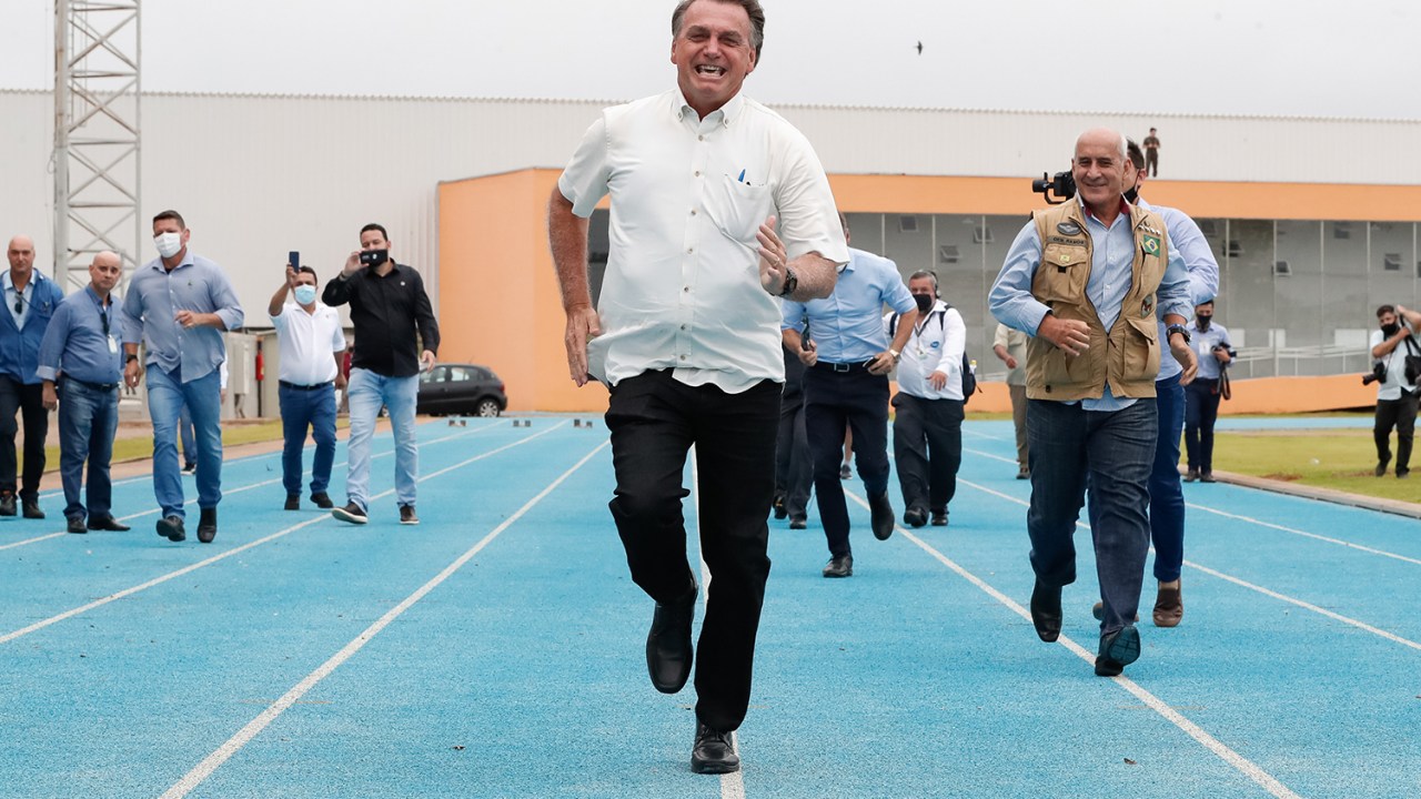 Jair Bolsonaro participa de uma corrida na pista do CNTA -