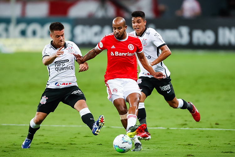Patrick, do Internacional, em disputa de bola com Ramiro, do Corinthians -