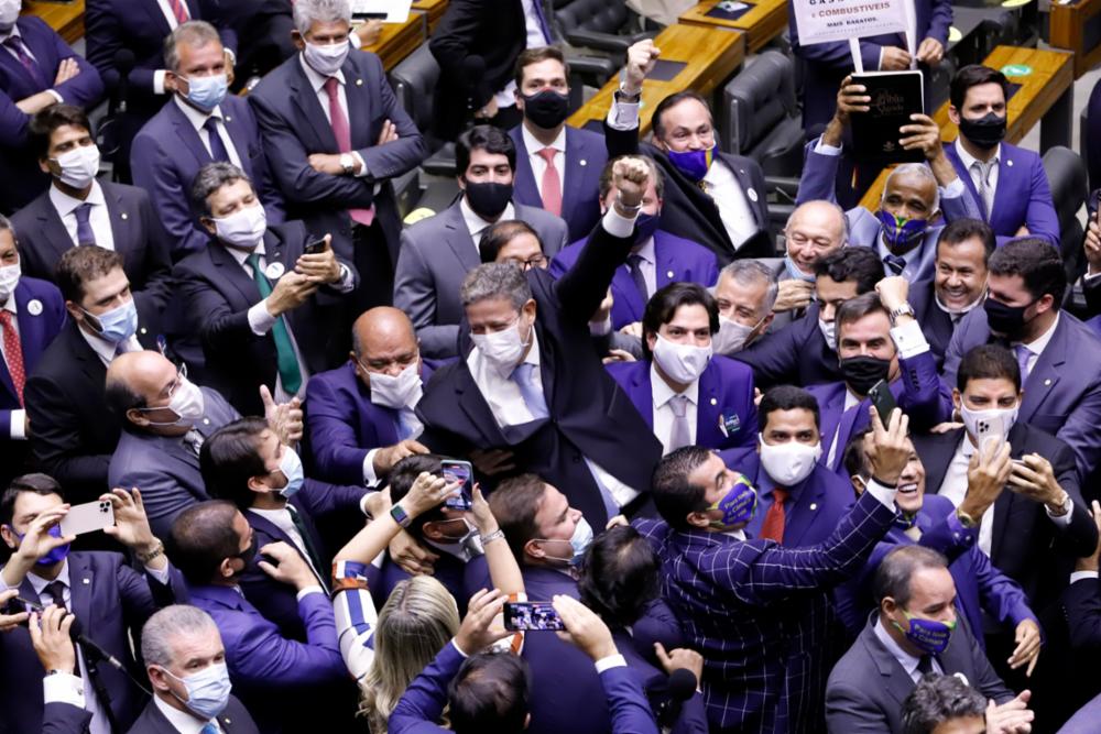 Arthur Lira (PP-AL), ao centro (com o punho esquerdo para o alto), comemora com deputados a sua vitória na Câmara
