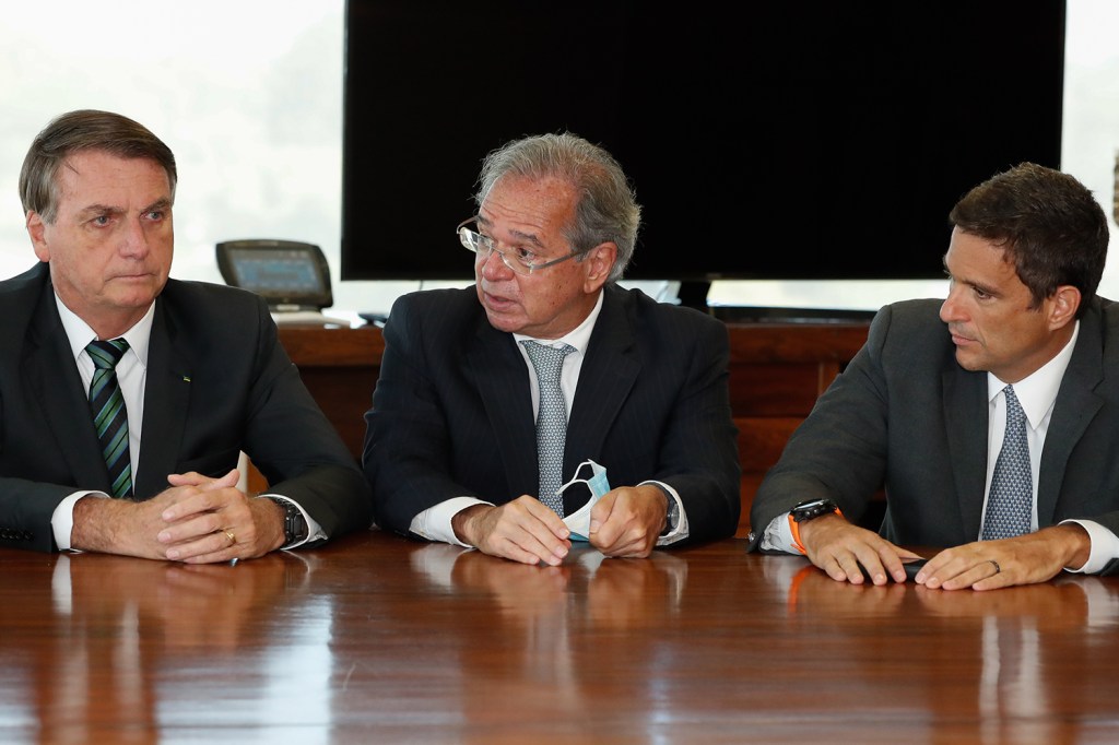 Jair Bolsonaro, o ministro da economia, Paulo Guedes, e o presidente do Banco Central, Roberto Campos Neto -