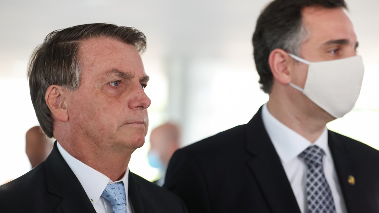 Jair Bolsonaro e Rodrigo Pacheco durante coletiva de imprensa -