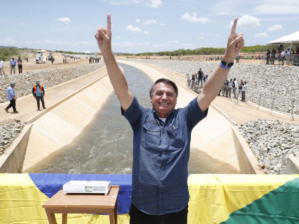 MEC aparece como financiador de obra que chama Bolsonaro de ‘autoritário’