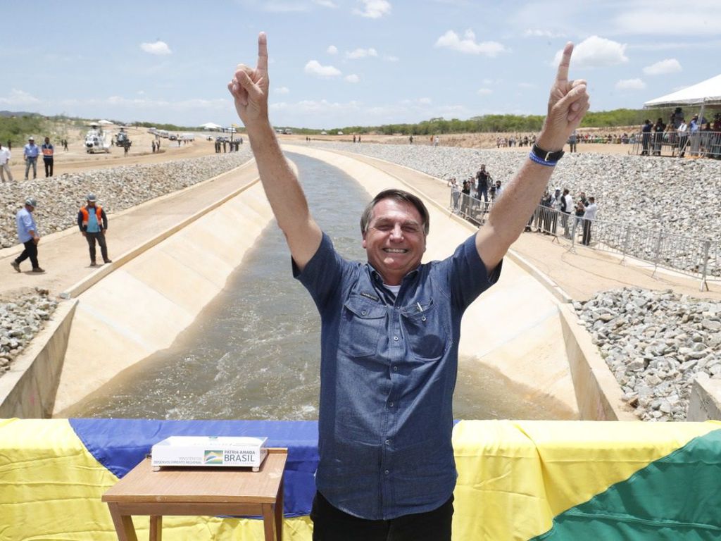 O presidente Jair Bolsonaro esteve em Sertânia (PE), na manhã desta sexta (19), para participar da cerimônia de acionamento das comportas do 1º trecho do Ramal do Agreste