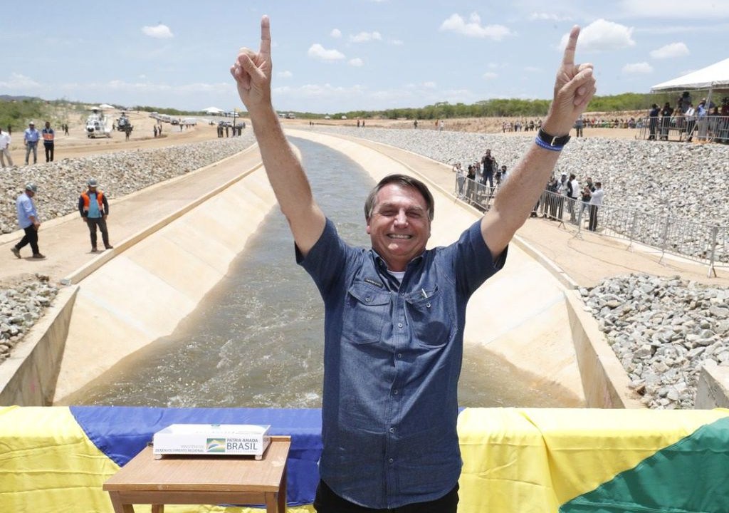 O presidente Jair Bolsonaro esteve em Sertânia (PE), na manhã desta sexta (19), para participar da cerimônia de acionamento das comportas do 1º trecho do Ramal do Agreste