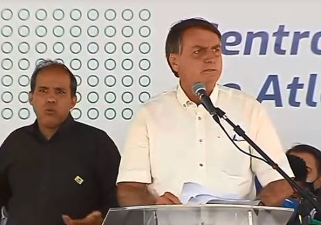 O presidente Jair Bolsonaro discursa durante a inauguração de centro de atletismo em Cascavel (PR)