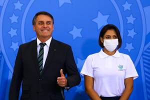 O presidente Jair Bolsonaro e a primeira-dama Michelle Bolsonaro durante o lançamento do programa Adote um Parque, no Palácio do Planalto.