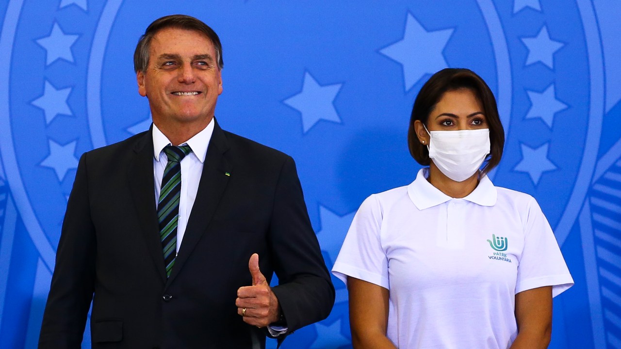 O presidente Jair Bolsonaro e a primeira-dama Michelle Bolsonaro durante o lançamento do programa Adote um Parque, no Palácio do Planalto