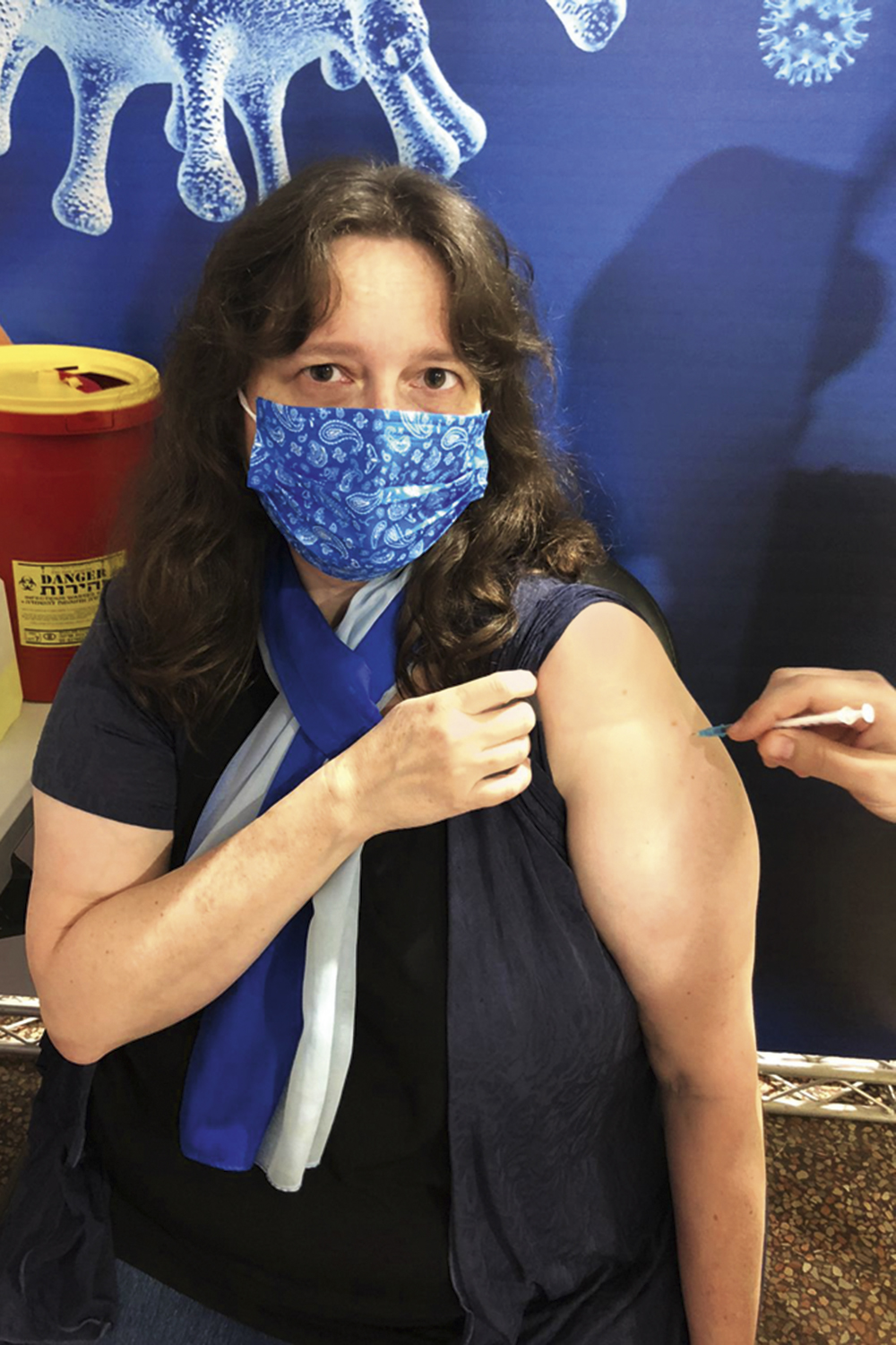 A repórter Daniela Kresch recebe a segunda dose da vacina contra o covid 19