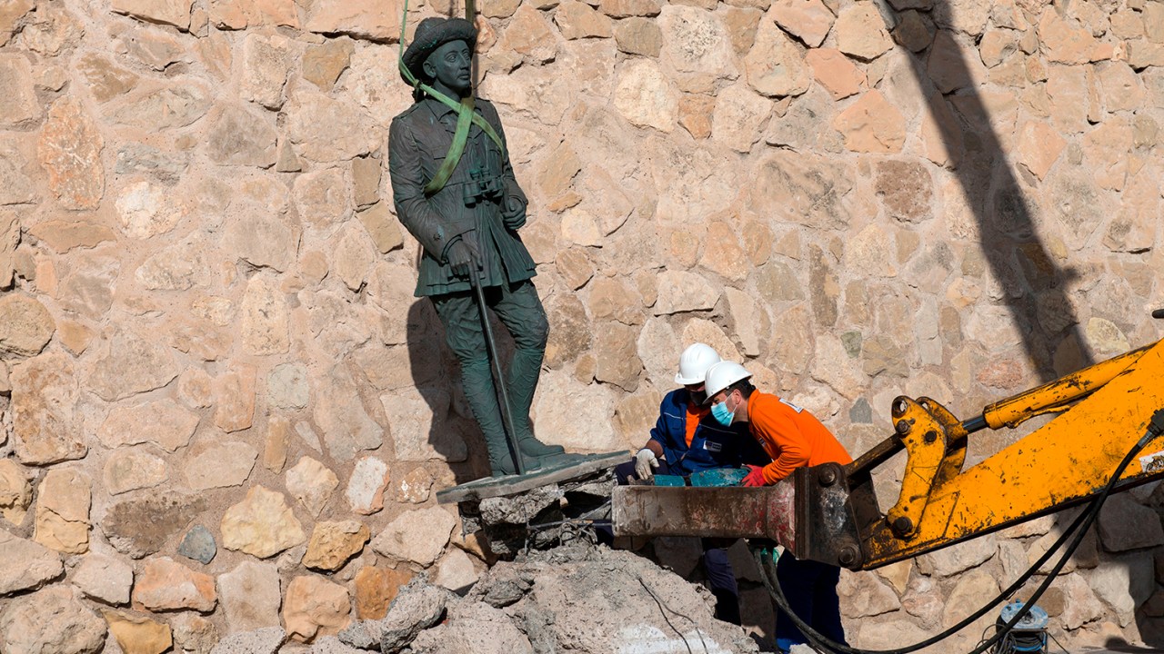 A Cidade Autônoma de Melilla retirou no início da tarde dessa terça-feira a estátua de Franco, o último remanescente da ditadura em via pública na Espanha -