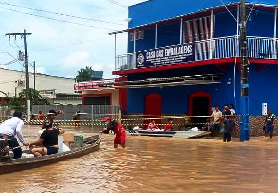 Moradores tentam salvar pertences em meio a alagamento em Rio Branco, capital do Acre