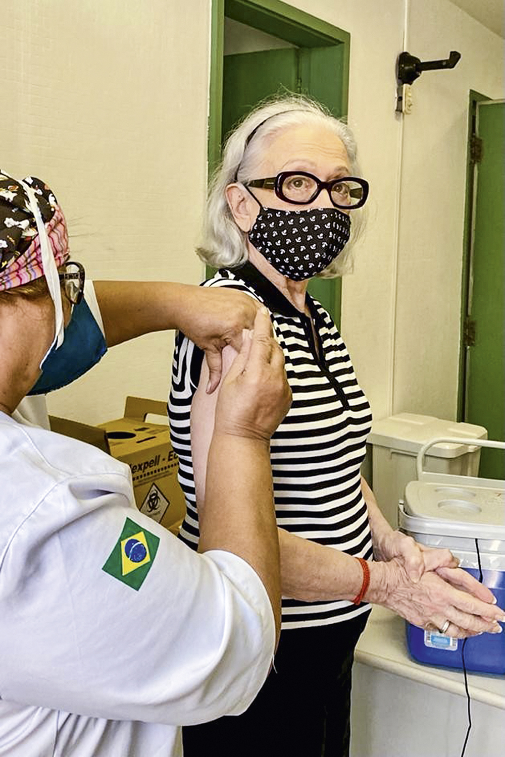 Atriz Fernanda Montenegro sendo vacina contra o covid 19