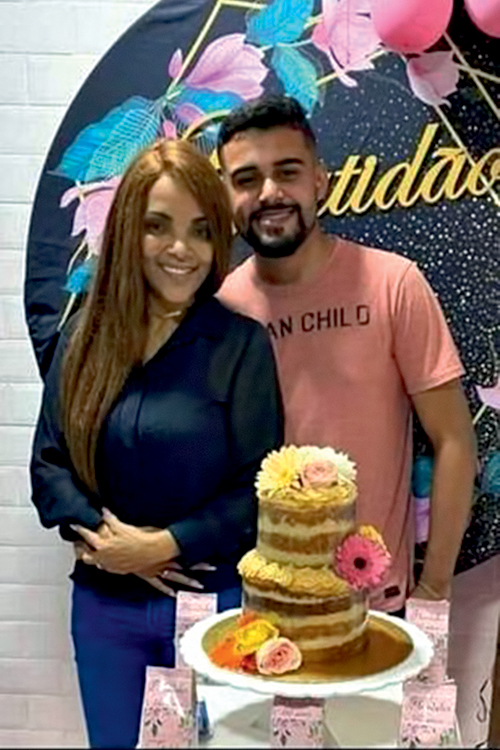 FLORDELIS-NAMORADO-ALLAN DOS SANTOS.jpg MUY AMIGOS - Flordelis e seu agente de shows, Soares: eles negam namoro -