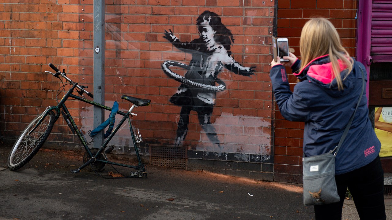 Obra de Banksy em Nottingham que foi removida após compra por colecionador de arte -