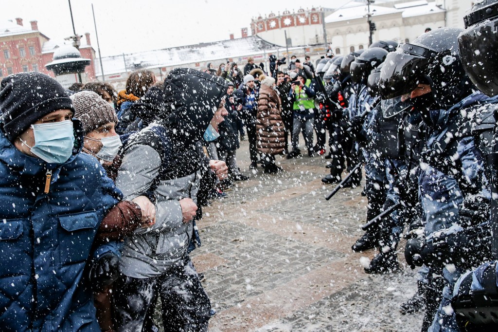 MOBILIZAÇÃO - Debaixo de neve, multidões protestam nas ruas contra o governo: mais de 10 000 presos -
