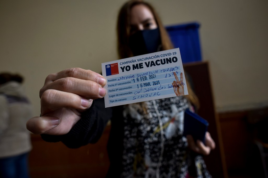 SANTIAGO, CHILE - FEBRUARY 16: Professora mostra cartão de vacinação contra a Covid-19 em Santiago, Chile. 16/02/2021