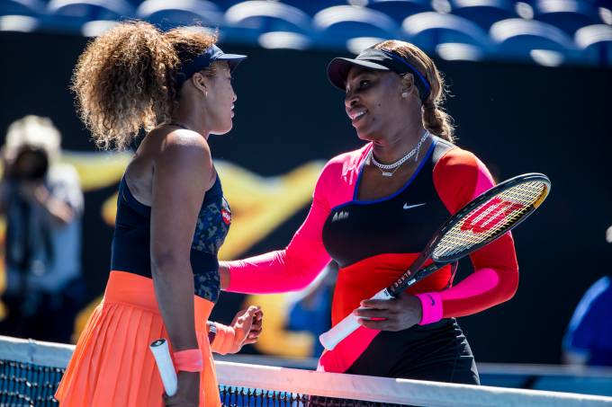 Naomi Osaka cumprimenta Serena Williams após semifinal do Aberto da Austrália