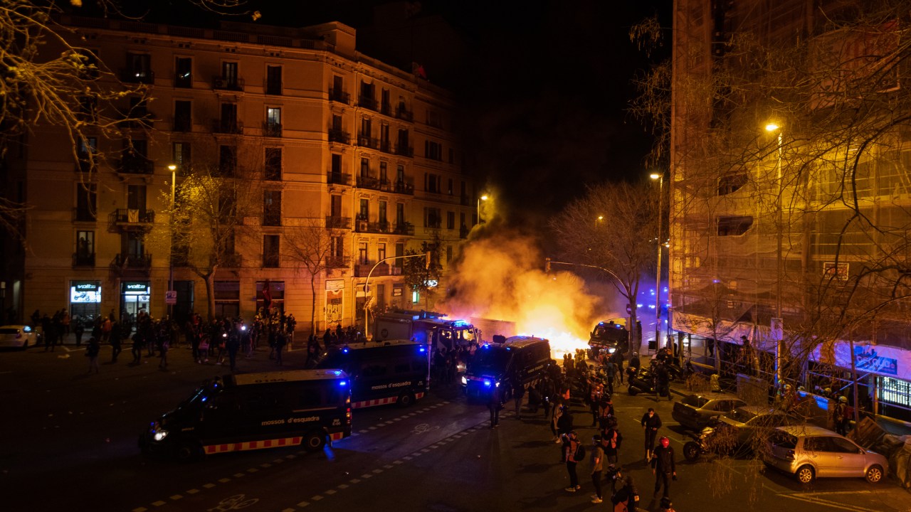 Manifestantes reunidos em Barcelona durante protesto contra prisão do rapper Pablo Hasél. 17/02/2021