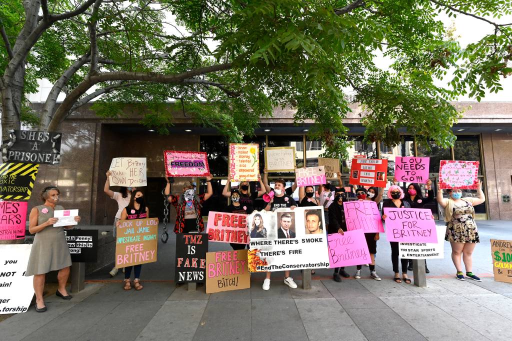 Fãs protestam em apoio a Britney Spears do lado de fora do tribunal de Los Angeles, em setembro de 2020