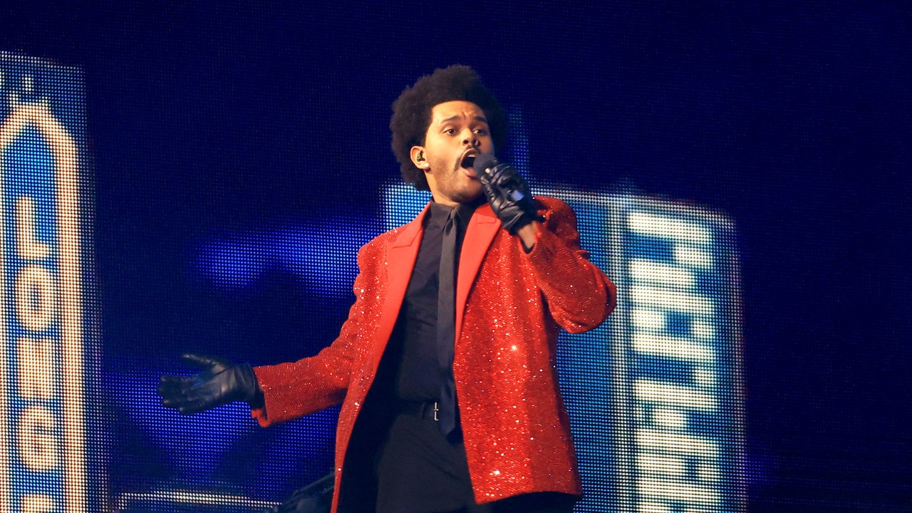 O cantor The Weeknd em apresentação no intervalo do Super Bowl em 2021, em Tampa, Florida -