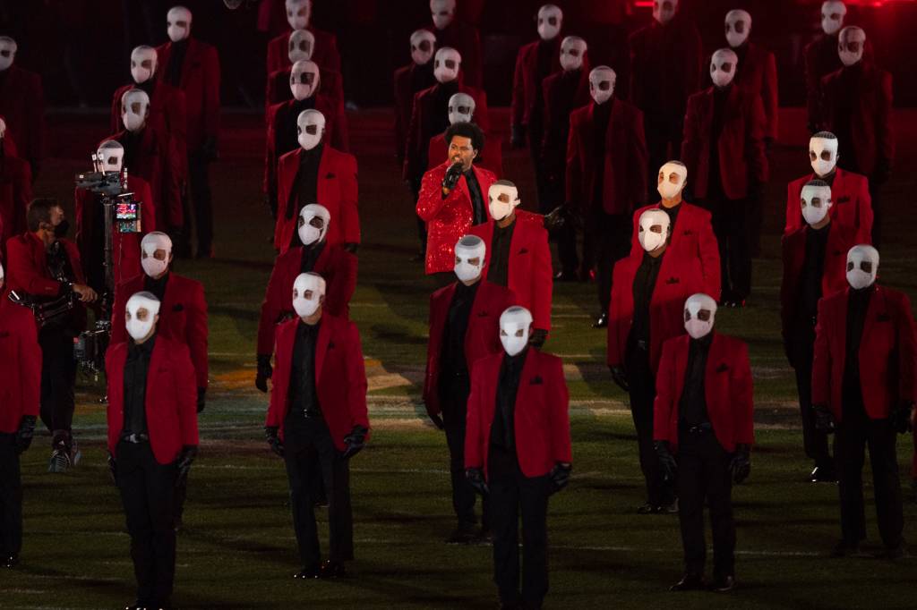O cantor The Weeknd em apresentação no intervalo do Super Bowl em 2021, em Tampa, Florida
