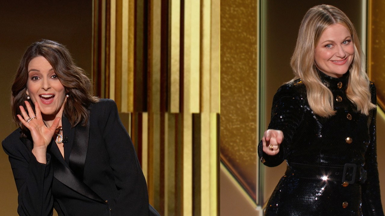 As apresentadoras Tina Fey e Amy Poehler falam no palco do 78º Prêmio Anual do Globo de Ouro -