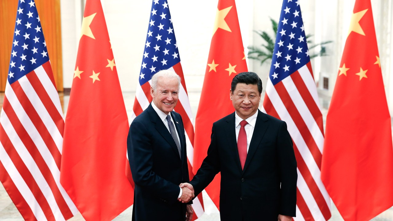 Joe Biden e Xi Jinping trocam aperto de mãos durante visita a Pequim em 2013: presidente americano manteve contatos próximos com o chinês quando era vice de Barack Obama