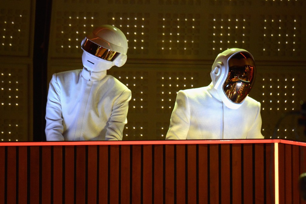 O duo Daft Punk em apresentação no 56º Grammy Awards, em 26 de janeiro de 2014, Los Angeles, Califórnia.