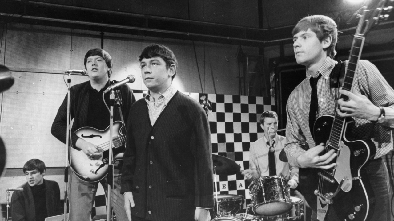 A banda The Animals em agosto de 1964 em apresentação no programa 'Ready Steady Go', da ITV. Da esquerda para a direita: Alan Price (tecladista e vocalista) Chas Chandler (baixista), Eric Burdon (vocalista), John Steele (baterista) e Hilton Valentine (guitarrista)