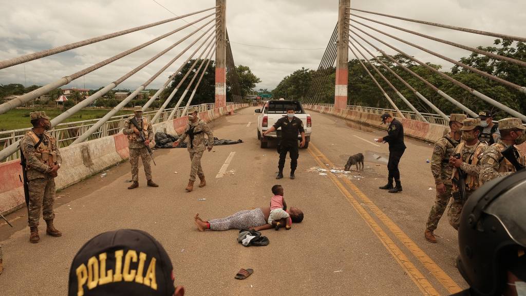 Haitiana passa mal durante tumulto na ponte que separa o Acre da região de Iñapari, no Peru