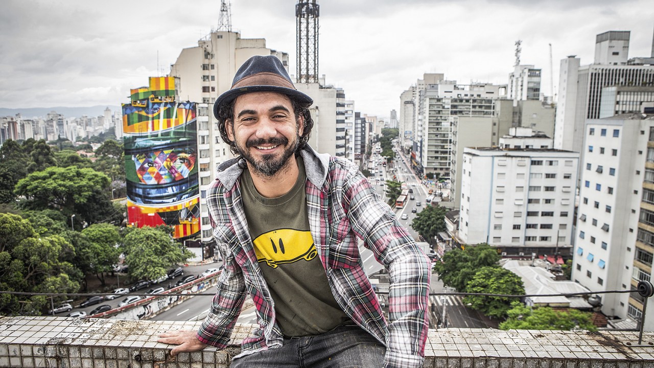 CORES - Kobra e, ao fundo, um de seus painéis em São Paulo: pulmões frágeis -