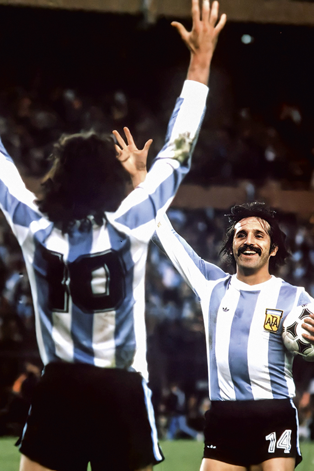 TRIUNFO EM CASA - Luque (de frente), ao lado de Mário Kempes: quatro gols na Copa do Mundo de 1978 -