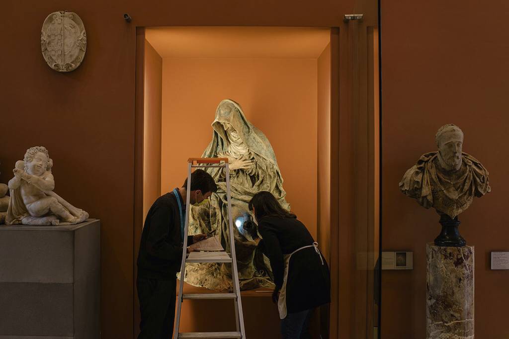 MUSEU-LOUVRE-REFORMA-2021-2.jpg MINÚCIAS - Técnicos monitoram restauro: máscaras e distanciamento -