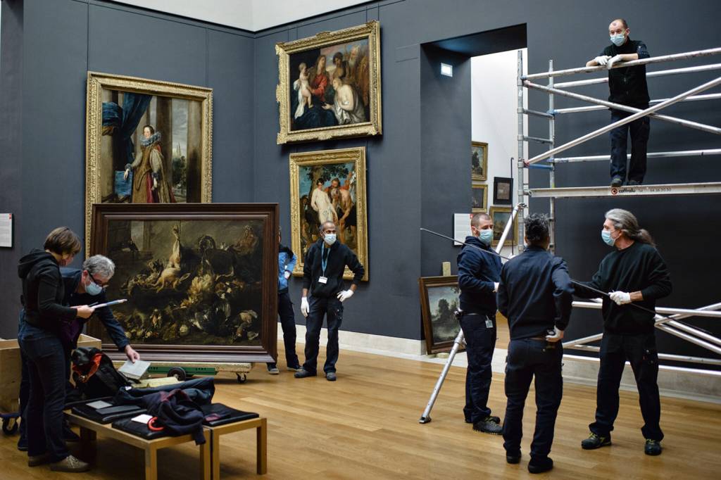 MUSEU-LOUVRE-REFORMA-2021-3.jpg QUADRO A QUADRO - Equipes movimentam pinturas: limpeza de 4 500 molduras e reposição de placas -