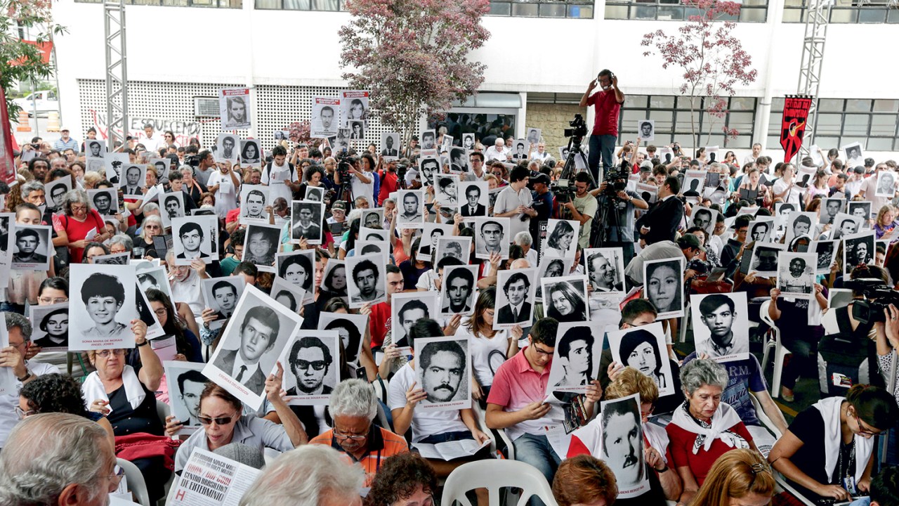 MEMÓRIA - Protesto em São Paulo: familiares lembram as 434 pessoas mortas ou desaparecidas durante o regime militar -