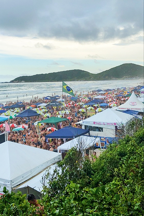 FOLIA SEM LEI - Praia do Rosa, em Santa Catarina: a multidão ignorou o cancelamento do Carnaval -