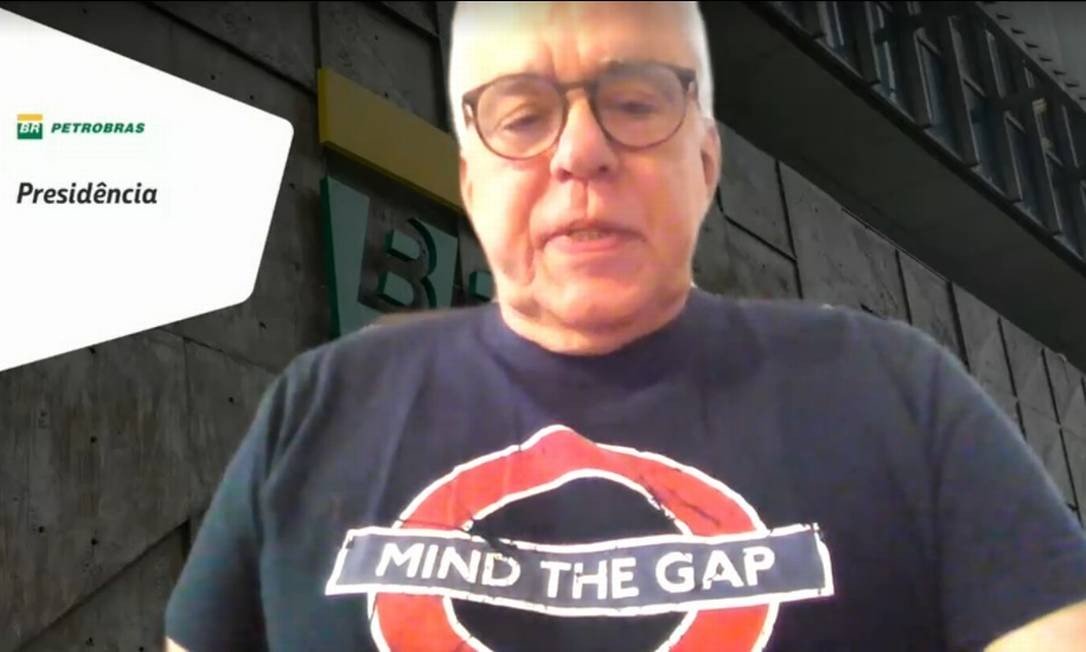 Roberto Castello Branco participa de reunião com analistas do mercado com camiseta escrita 'Mind the gap'