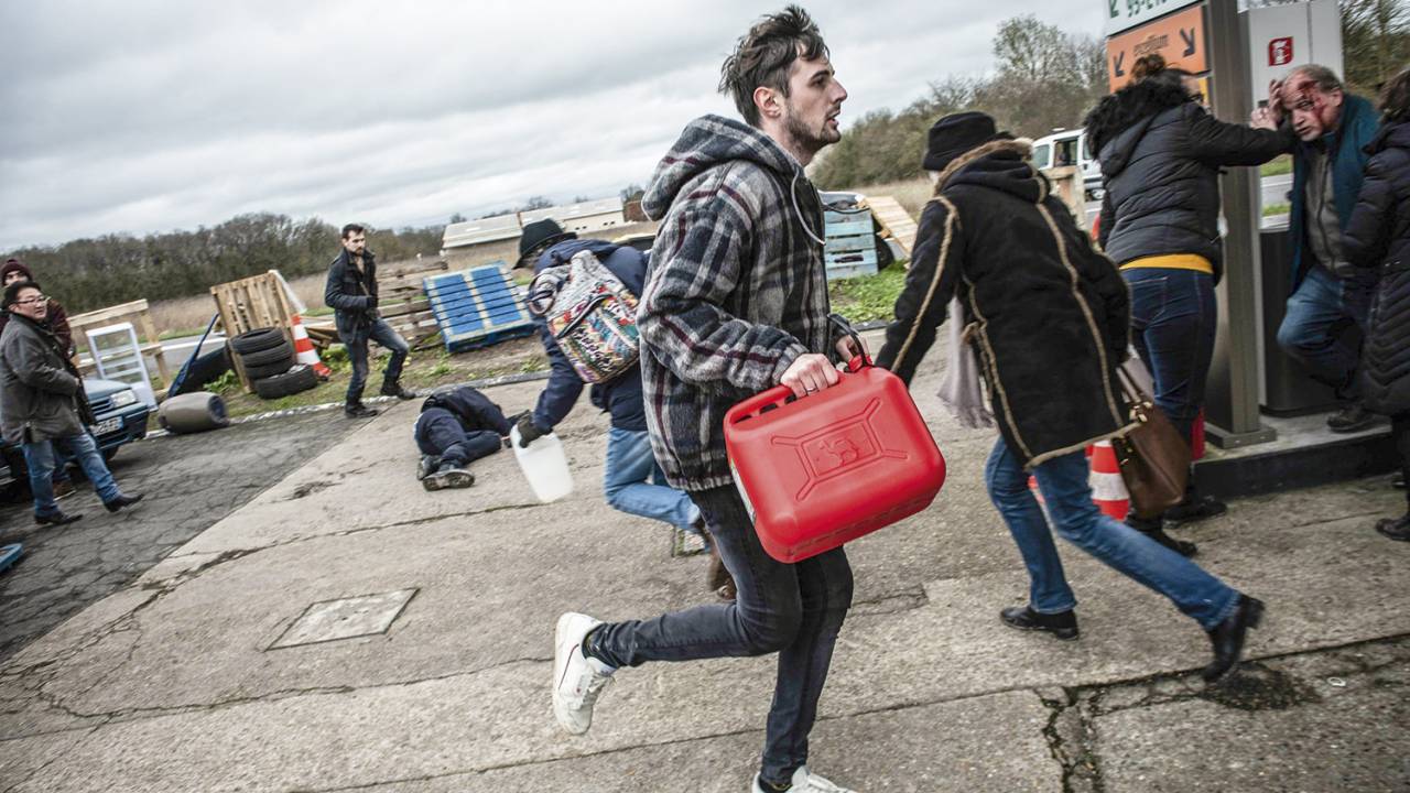 SELVA HUMANA - Depois das prateleiras vazias, as bombas de combustível secas: a vulnerabilidade da “vida normal” -