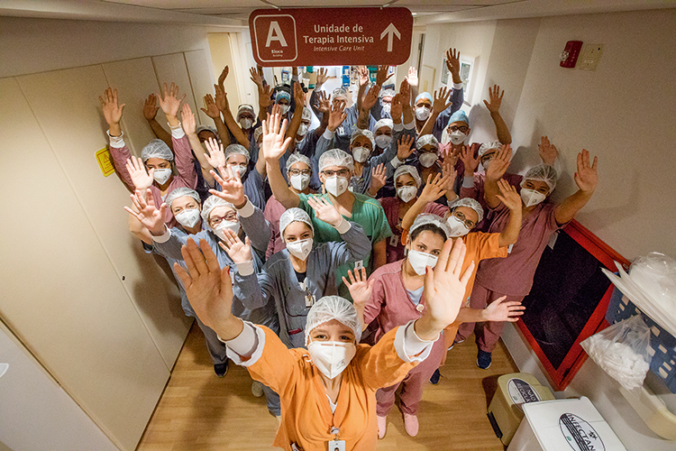 ALEGRIA - Equipe de médicos, enfermeiros e técnicos de enfermagem: 13 600 profissionais imunizados no hospital -