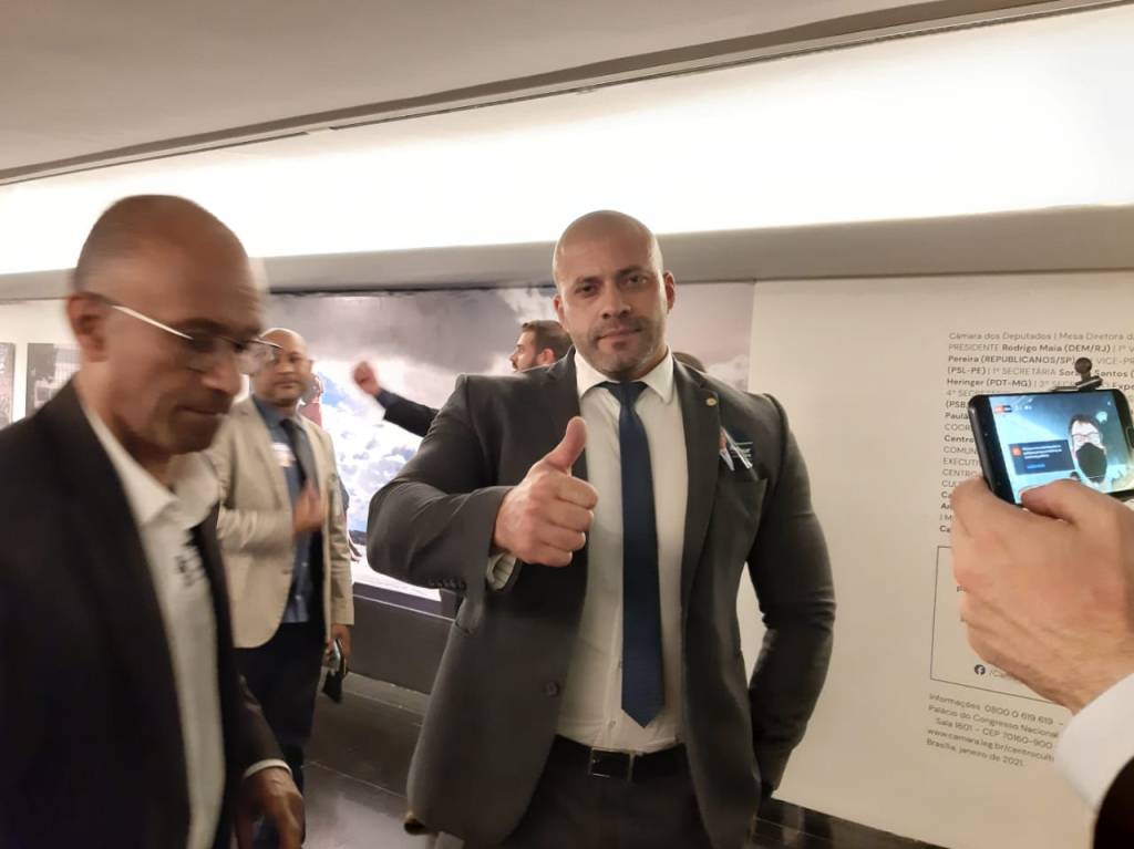 Silveira aceita a derrota e diz que vai cumprir decisão de Moraes