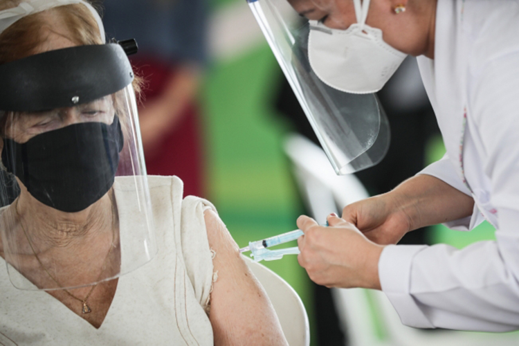 Ministério da Saúde diz que 2ª dose deve ser tomada mesmo fora do prazo