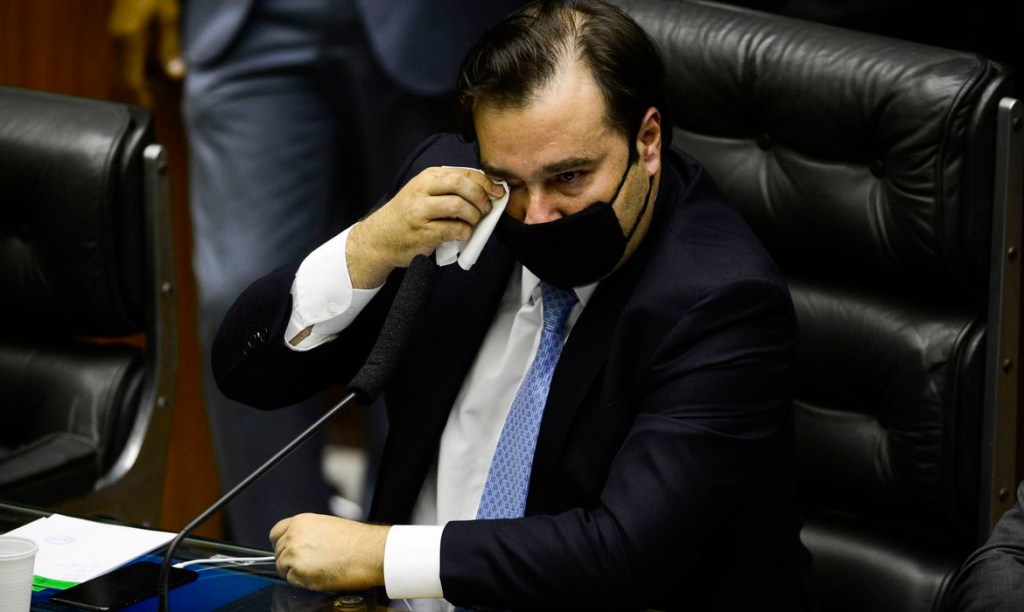 Rodrigo Maia chora no discurso de despedida da presidência da Câmara dos Deputados