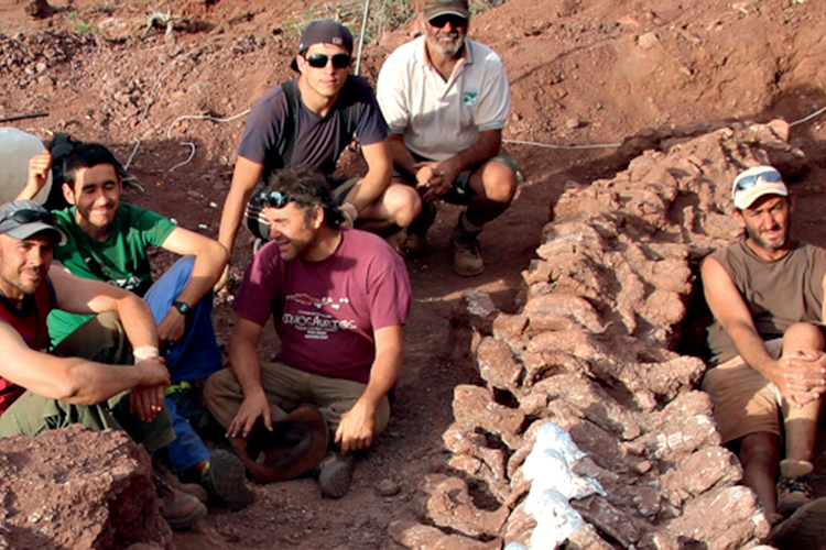 DESCOBERTA RARA - Paleontólogos ao lado do fóssil: segredo -